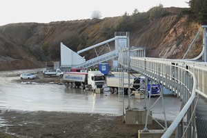 2 At the feeding station, clinker is transferred onto the pipe conveyor