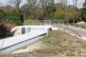 2 The system fits into its surroundings without any difficulty. Concrete walls and a cover encase the conveyor belt. People, animals and vehicles can cross over the construction without any problems