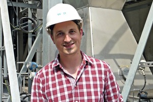 1 Dipl.-Ing. Florian Salzer in front of the bag filter for sorbent separation