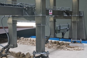 5 Via a hand wheel the material height and the sensor position is adjustable very fast and easily