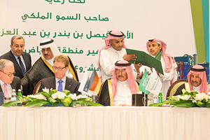 2 Signing the largest cement contract ever secured by thyssenkrupp: (f.l.t.r) Dr. Hans Christoph Atzpodien, Member of the Executive Board of the Industrial Solutions business area, Jens Michael Wegmann, CEO and Chairman of the Executive Board of the Industrial Solutions business area, H.H. Prince Turki Bin Mohammad Bin Abdulaziz Bin Turki, Chairman of the Board Yamama and H.H. Prince Sultan Bin Mohammad Bin Saud Al-Kabeer, Vice President and Managing Director Yamama
