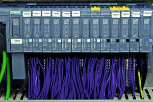 4 The IO-Link masters (the first three modules next to the interface module) are ­provided for the extremely compact, distributed Siemens Simatic ET 200SP I/O. But the yellow safety engineering modules are also easy to install in mixed module line-ups