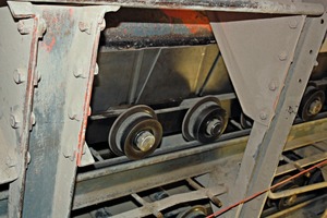 3 Hardened outboard rollers with maintenance-free bearings