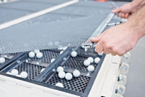 2 Easy and partial replacement of screen cloth