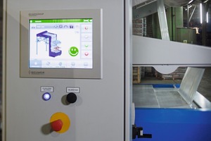 7 The palletised bags are packaged with a flexible film hood. This protects the ­products reliably from the ­environment