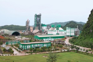 2 Located in the scenic hills of the province of Thahn Hao, the Cong Thanh cement plant is one of the largest single cement production lines in Asia