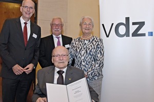 3 Presentation of the 5th Klaus Dyckerhoff Prize to ­Professor Dr.-Ing. Siegbert Sprung (front) by VDZ CEO Dr. Martin Schneider; VDZ President Gerhard Hirth; and benefactress Dr. Edith Dyckerhoff (from the left)