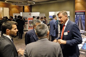 3 Dr. Thomas Loesche (right) in discussion with some participants