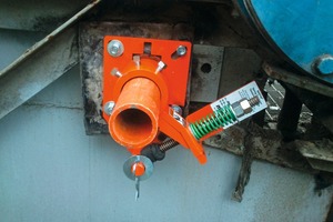 3 The single urethane blade is mounted on a steel mandrel and tensioned with a heavy-duty spring