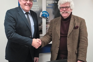 1 Hans Joachim Grieb from A TEC and Gerhard Ganster (l.)  from .A.S.A. seal the business deal