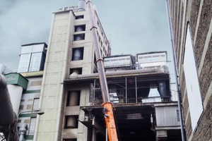 2 The installation of the new bag filter was a great challenge for the crew due to strong winds at a height of 25 m