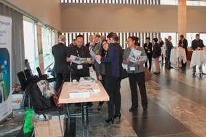 2 The breaks were used for lively exchange of ideas and for gathering information at the industrial exhibition