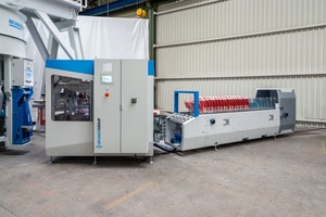 2 The gripping system and the application unit apply the bag from the bag ream safely onto the filling spout