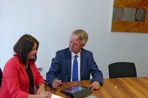 2 Michael Brachthäuser explaining to ZKG Editor-in-Chief Anett Fischer how the new App works