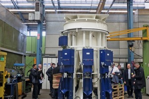 2 The visitors were particularly impressed by the systems’ ease of maintenance, as demonstrated on a type-R8ZL Roto Fill