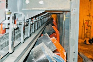 The external skirting system seals the chute to the belt