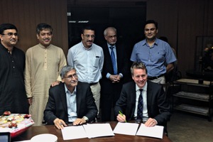 1 Signing the contract for Hub in Pakistan: CFO Dr. Arif Bashir, Raza Mansha, Abdul Aleem Khan, Thomas Fahrland, Masarrat H. Siddiqi (left to right)