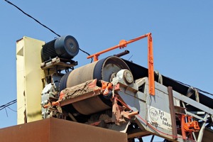 1 The system uses the moving conveyor to generate electricity, powering a compressor to maintain optimum blade pressure