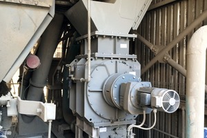 2 Stand-by pump (on the left) and new ­Kreisel rotary feeder (on the right) after modification