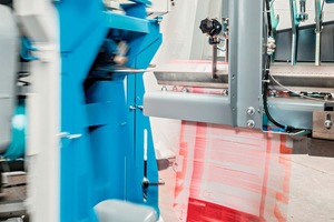 1 The bag placer applies the valve bag with precision on one of the filling spouts of the fillpac R