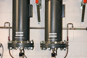 5 Before the compressed air is fed into the adsorption or refrigerant dryer, it passes through an active coal and fine dust filter