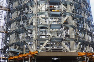 2 Can be easily assembled and disassembled: Bolted silo from Silobau Thorwesten during assembly in the harbor at Hanko