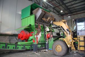 1 Wheel loaders feed the shredder with waste materials