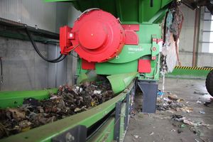 2 The VVZ 190 Taifun takes the inhomogeneous waste and shreds it to a homogenous size of < 250 mm