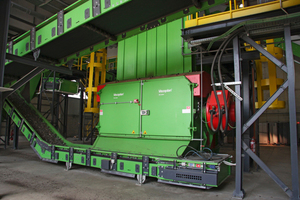 6 The VAZ 2500 RS F T single-shaft shredder works efficiently and is very robust. The operator achieves a constantly high throughput with uniform output quality