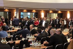 1 and 2 The conference breaks offered good opportunities for a lively exchange ...