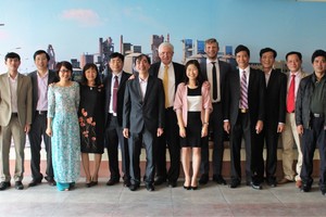 2 The Loesche team with the customer at the signing of the contract for the Hoang Thach project, Vietnam