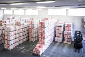 7 Masonry mortar, renderings, paints, coatings and unbonded screeds: different products are bagged, palletised and packaged quickly and reliably. Now Röfix can provide their customers with even faster delivery