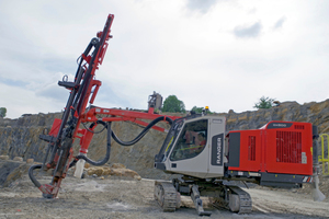 Besides the revolving superstructure the Ranger DX800 with steel feed and articulate boom is characterized by optional ground support and excellent visibility in the well-spaced cabin