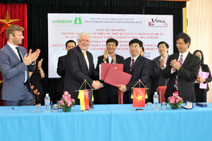 1 The Loesche team, Mr. Klaus Numsen and Mr. Konrad Scharping, together with the customer at the signing of the contract for the Hoang Thach project, Vietnam