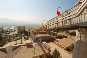 3 The pipe conveyor transports the alter-native fuels from the storehouse to the preheater