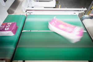 4 The bags are turned fast and gently in the required position by the twin-belt turning device and then palletised