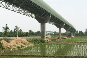 2 The troughed belt conveyor not only runs through rough terrain and over instable ground …