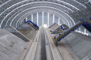 2 Different piles: Correctives for raw meal grinding are stored on one side, additives for cement grinding on the other