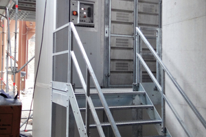 2 An elevated ground station replaces the pit which could not be built at the place of installation. Access to cabin is ensured via stairway and entry platform