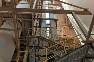 The new bucket elevator had to be designed to custom-fit the low space conditions of the preheater tower