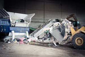 The twin-shaft pre-shredder Atlas 5500 at work