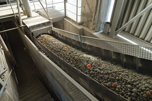 Aumund Pan Conveyor type KZB for operation in cement plants (left) and in steelworks (right)
