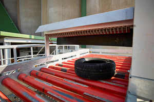 5 The system is equipped with comprehensive checking devices. This includes scanners that monitor if the tyres are stacked or if the rims are still inside