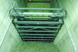 4 Vertical drag chain conveyors convey the fuel from the unloading station to the warehouse. Thanks to their closed design, the conveyors protect the material from wind and rain – and the environment cannot be polluted