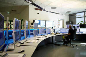 9 From the control station, the employees can permanently monitor the process