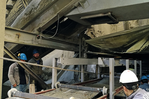 3 Employees of the cement manufacturer in charge of the installation work, with the support of the Beumer Group