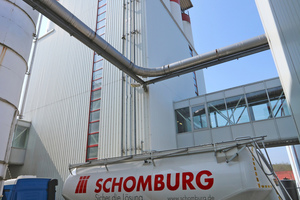 On average, five large trucks per day deliver silica sand, cement and other raw materials to the plant. Each day, some 125 t are transferred to the silos at the plant