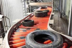 4 One tyre after another. The roller conveyor guides the tyres to the individual stations