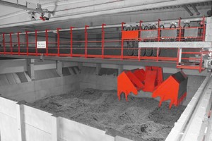 4 Inflammable material, which is stored openly, as it is here at Umweltdienste Bohn GmbH, always poses a fire hazard. Pyrosmart IR-detection and water cannon are hanging in attack position on the ceiling of the hall above the crane track (white sign)