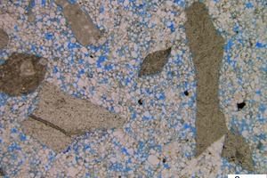 4 LM image of the thin section of the KS+ sample impregnated with blue resin a) 10x magnification b) 100x magnification